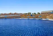 Basen z leżakami i parasolami w Pickalbatros Jungle Aqua Park Resort Neverland