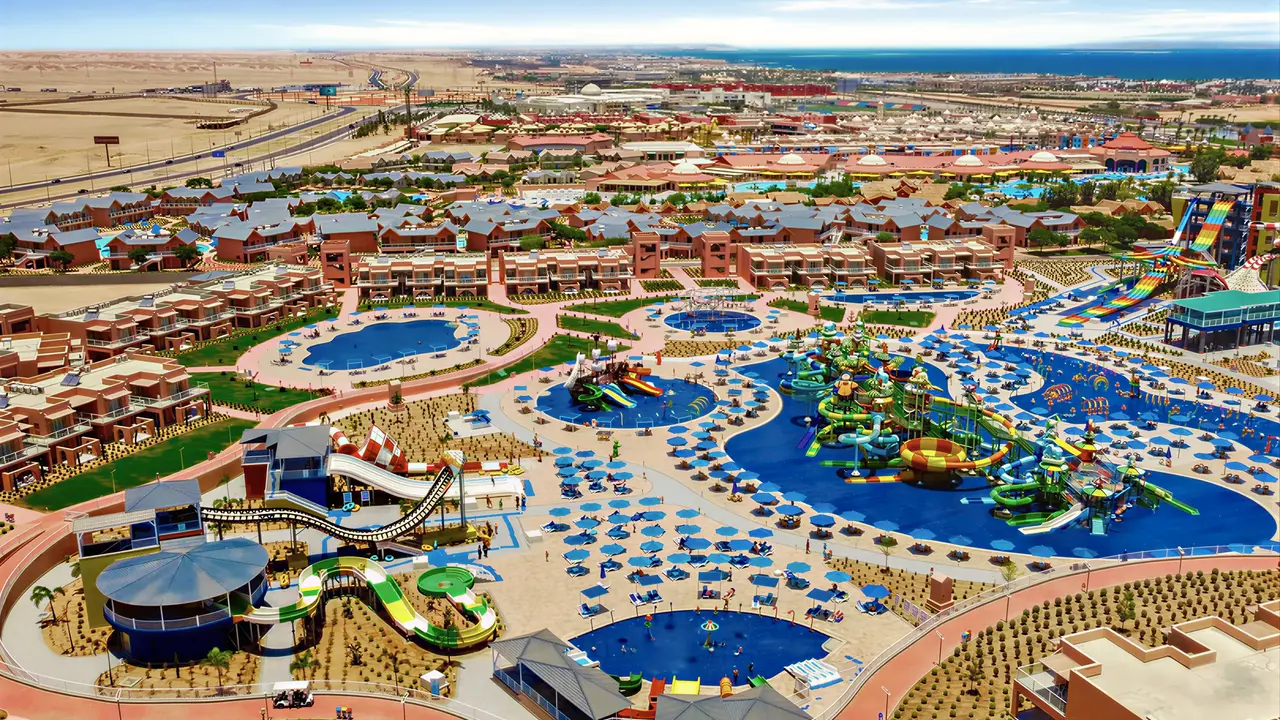 Widok z lotu ptaka na kompleks Pickalbatros Jungle Aqua Park Resort Neverland