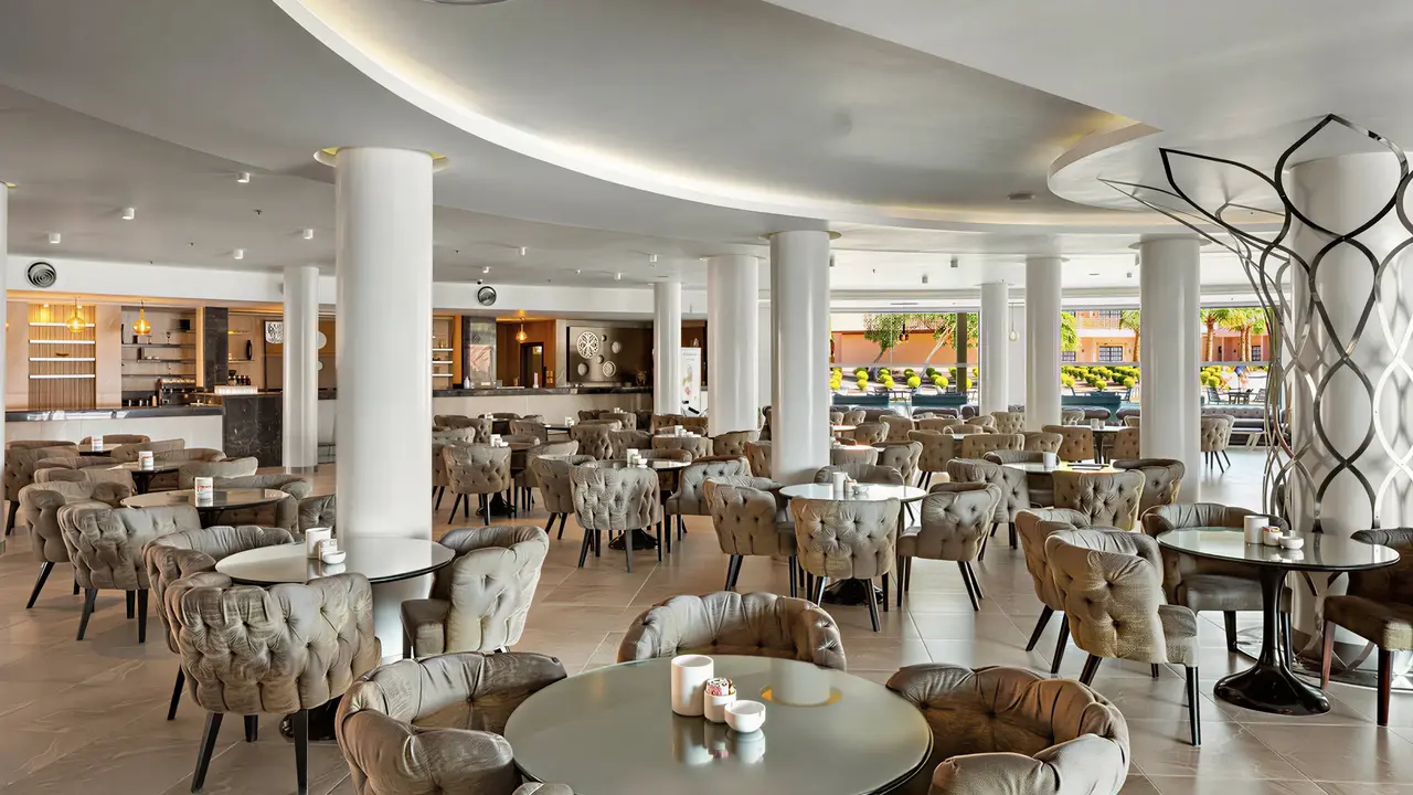 Restauracja w hotelu Pickalbatros Jungle Aqua Park Resort Neverland z eleganckimi stolikami