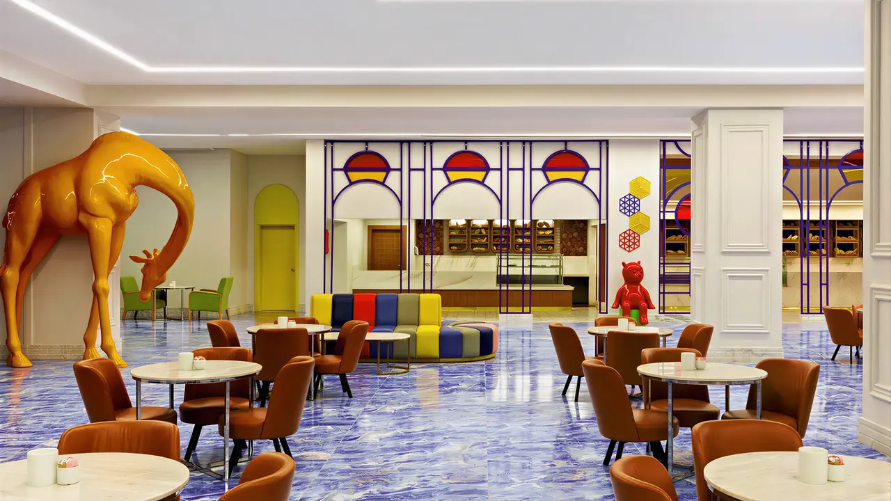 Wnętrze nowoczesnego lobby w Pickalbatros Jungle Aqua Park Resort Neverland
