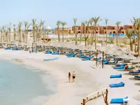 Plaża z leżakami przy Pickalbatros Vita Resort Portofino