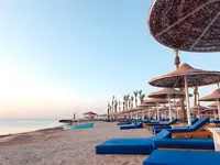 Leżaki na plaży przy Pickalbatros Vita Resort Portofino