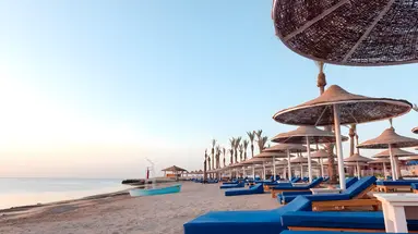 Leżaki na plaży przy Pickalbatros Vita Resort Portofino