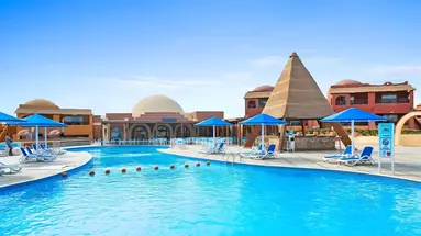 Basen przy hotelu Pickalbatros Vita Resort Portofino