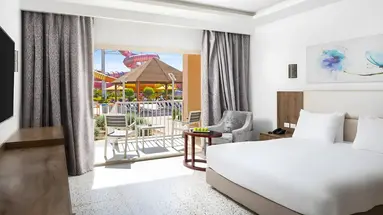 Wnętrze pokoju z tarasem w Pickalbatros Vita Resort Portofino
