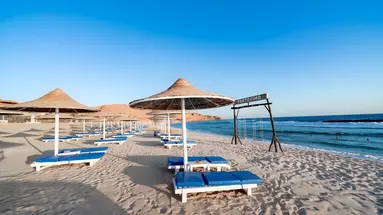 Leżaki na plaży przy Pickalbatros Vita Resort Portofino
