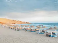 Leżaki i parasole na plaży Pickalbatros Vita Resort Portofino