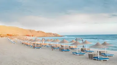 Leżaki i parasole na plaży Pickalbatros Vita Resort Portofino