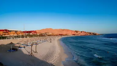 Plaża z leżakami przy Pickalbatros Vita Resort Portofino