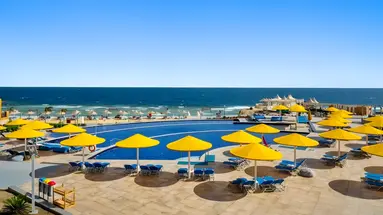 Basen z żółtymi parasolami w Pickalbatros Vita Resort Portofino