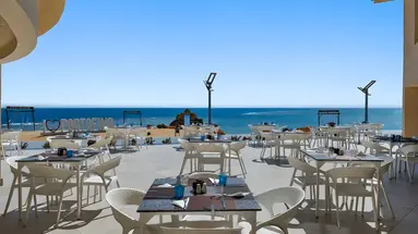 Restauracja na tarasie w Pickalbatros Vita Resort Portofino