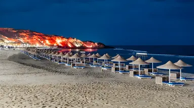 Leżaki i parasole na plaży Pickalbatros Vita Resort Portofino