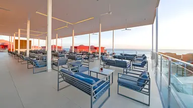 Taras wypoczynkowy nad morzem w Pickalbatros Vita Resort Portofino