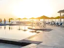 Basen i leżaki przy hotelu Pickalbatros Vita Resort Portofino