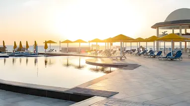 Basen i leżaki przy hotelu Pickalbatros Vita Resort Portofino