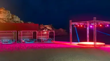 Scena plenerowa na plaży w Pickalbatros Vita Resort Portofino