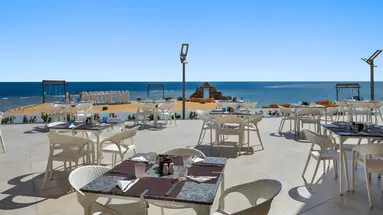 Restauracja na tarasie przy Pickalbatros Vita Resort Portofino