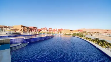 Duży basen przy hotelu Pickalbatros Vita Resort Portofino
