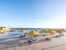 Basen z leżakami i parasolami w Pickalbatros Vita Resort Portofino