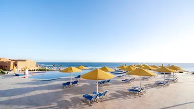 Basen z leżakami i parasolami w Pickalbatros Vita Resort Portofino