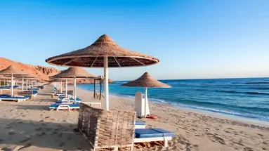 Leżaki i parasole na plaży Pickalbatros Vita Resort Portofino
