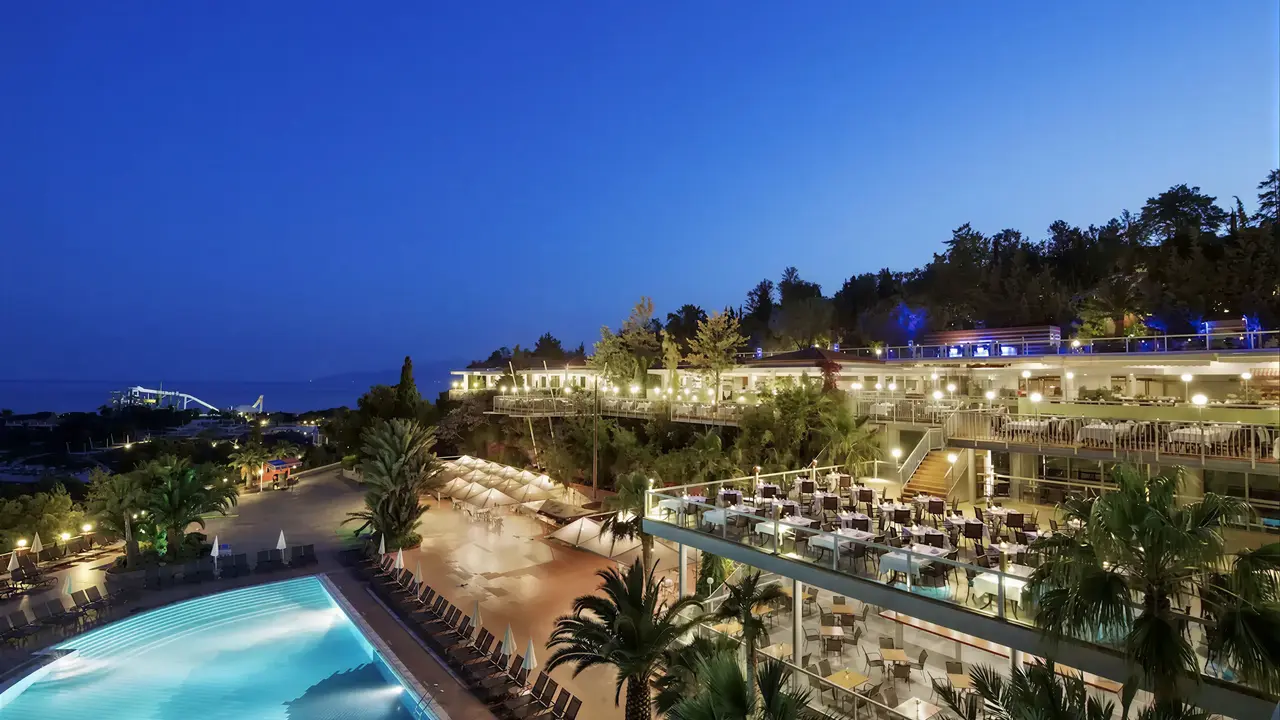 Widok na kompleks Pine Bay Holiday Resort z basenem wieczorem