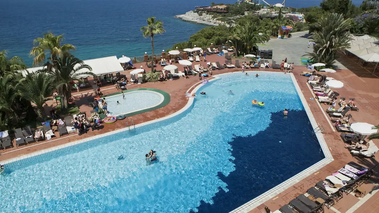 Basen zewnętrzny z leżakami w Pine Bay Holiday Resort