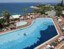 Basen zewnętrzny z leżakami w Pine Bay Holiday Resort