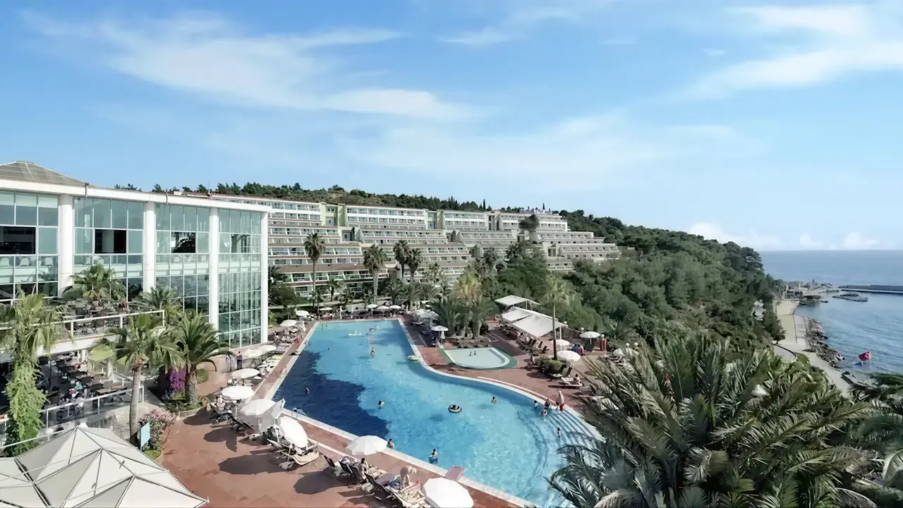 Widok na kompleks i basen w Pine Bay Holiday Resort