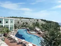 Widok na kompleks i basen w Pine Bay Holiday Resort