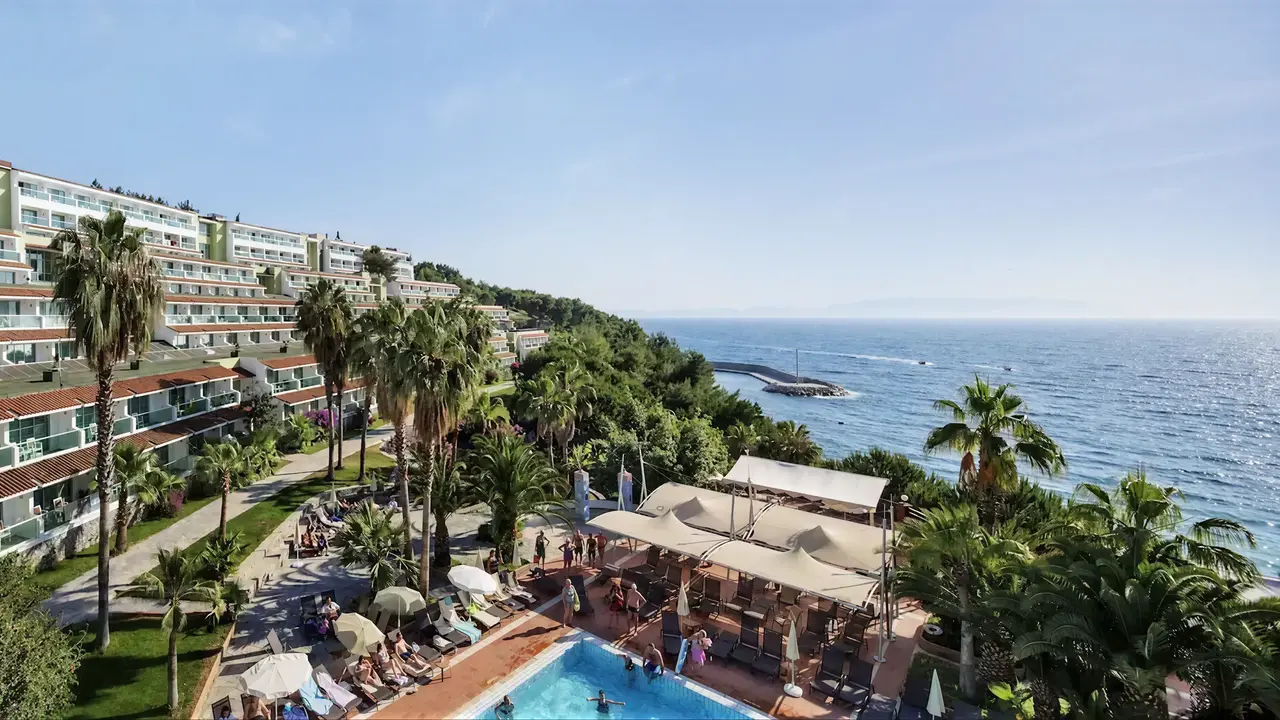 Widok na kompleks Pine Bay Holiday Resort z basenem i morzem