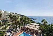 Widok na kompleks Pine Bay Holiday Resort z basenem i morzem
