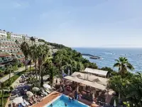 Widok na kompleks Pine Bay Holiday Resort z basenem i morzem