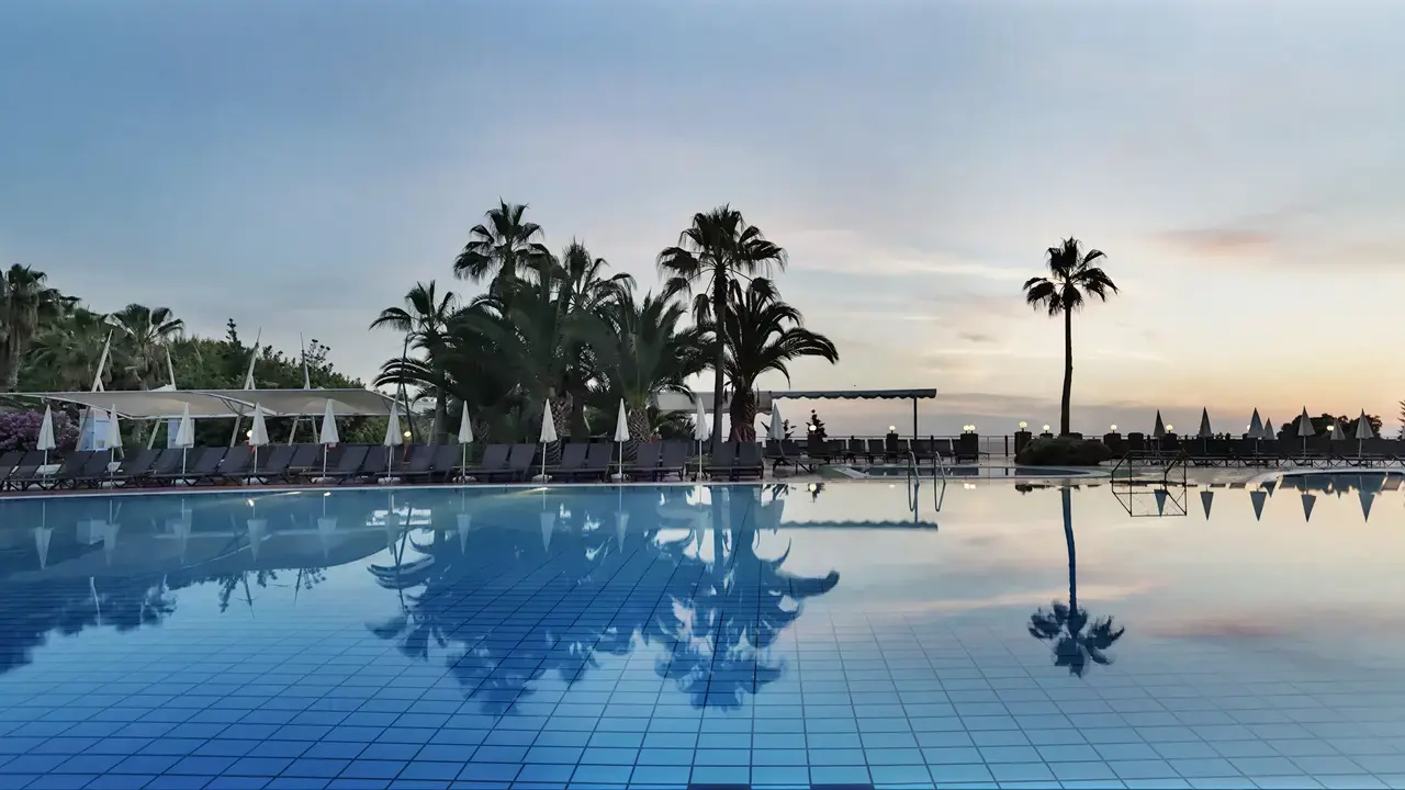 Basen z leżakami w hotelu Pine Bay Holiday Resort
