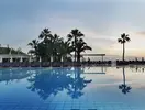 Basen z leżakami w hotelu Pine Bay Holiday Resort