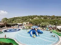 Zjeżdżalnie wodne w basenie hotelu Pine Bay Holiday Resort