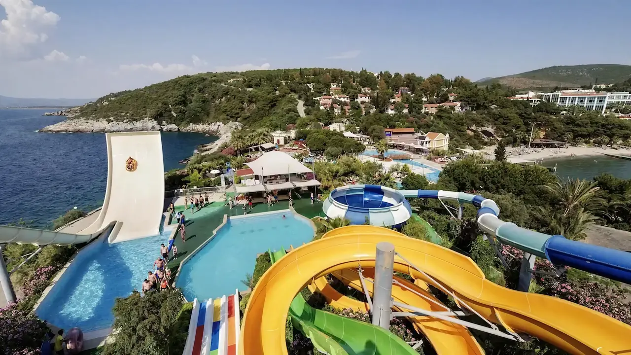 Zjeżdżalnie wodne w Pine Bay Holiday Resort
