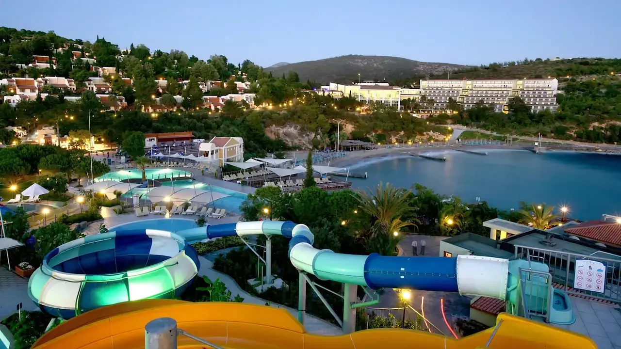 Widok na kompleks Pine Bay Holiday Resort z aquaparkiem i zatoką