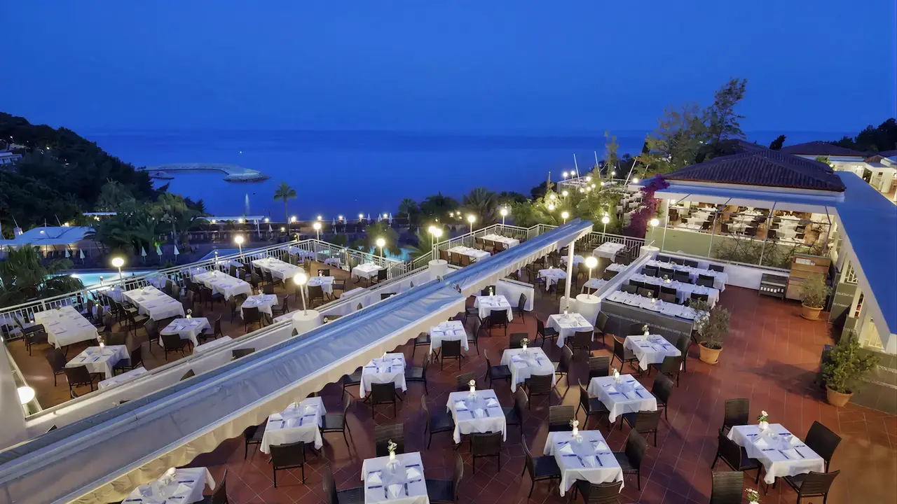 Restauracja na tarasie w Pine Bay Holiday Resort z widokiem