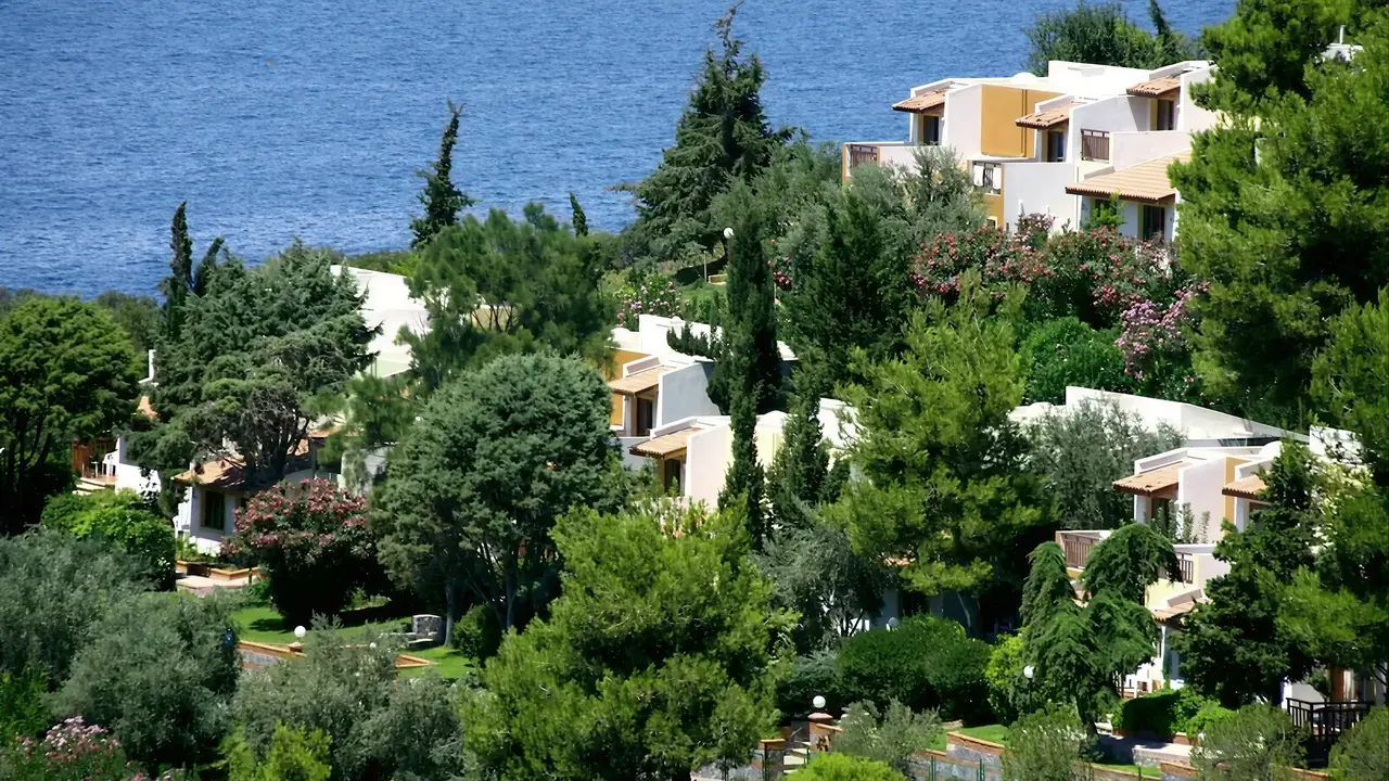 Budynki hotelowe Pine Bay Holiday Resort wśród zieleni nad morzem