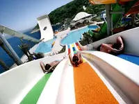 Zjeżdżalnie wodne w Pine Bay Holiday Resort