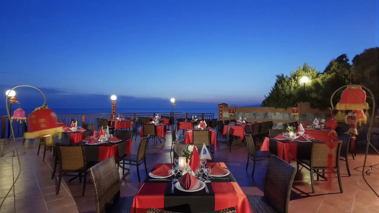 Restauracja na tarasie w Pine Bay Holiday Resort
