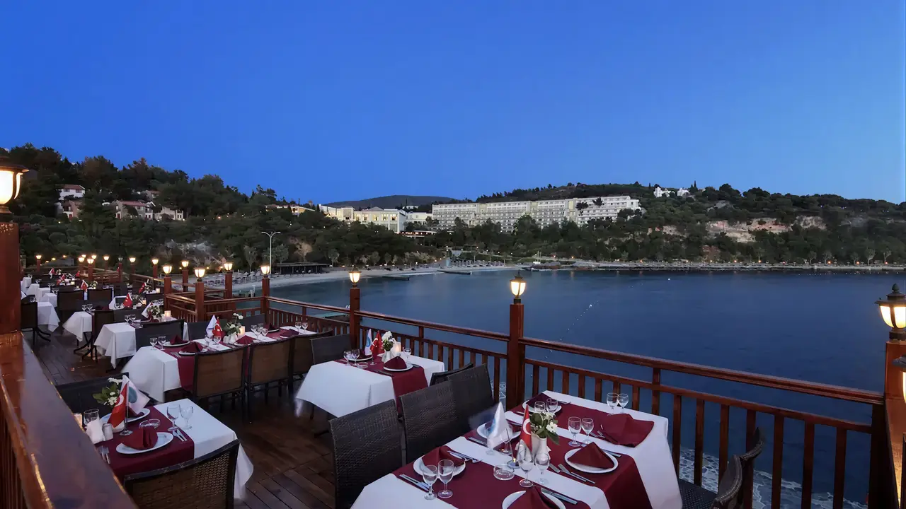 Restauracja w Pine Bay Holiday Resort z widokiem na zatokę