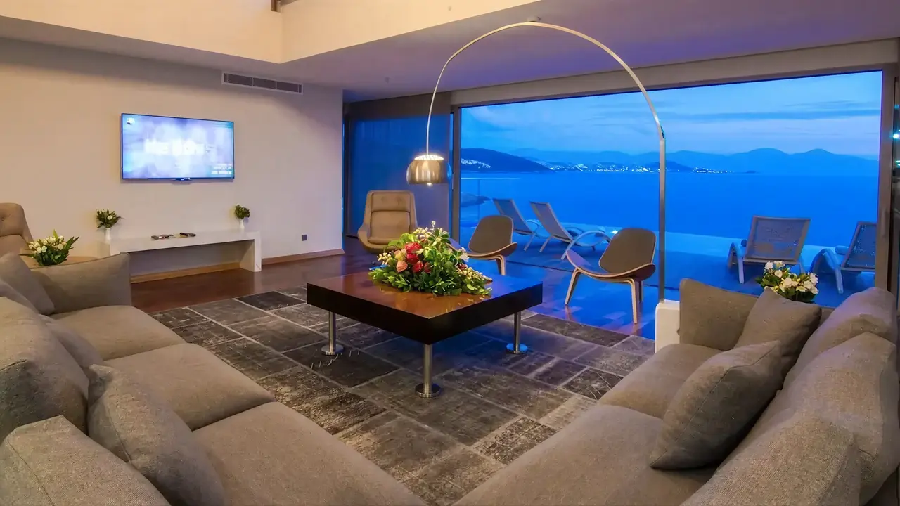 Nowoczesny salon w Pine Bay Holiday Resort z widokiem na morze