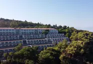 Widok na budynki Pine Bay Holiday Resort wśród zieleni