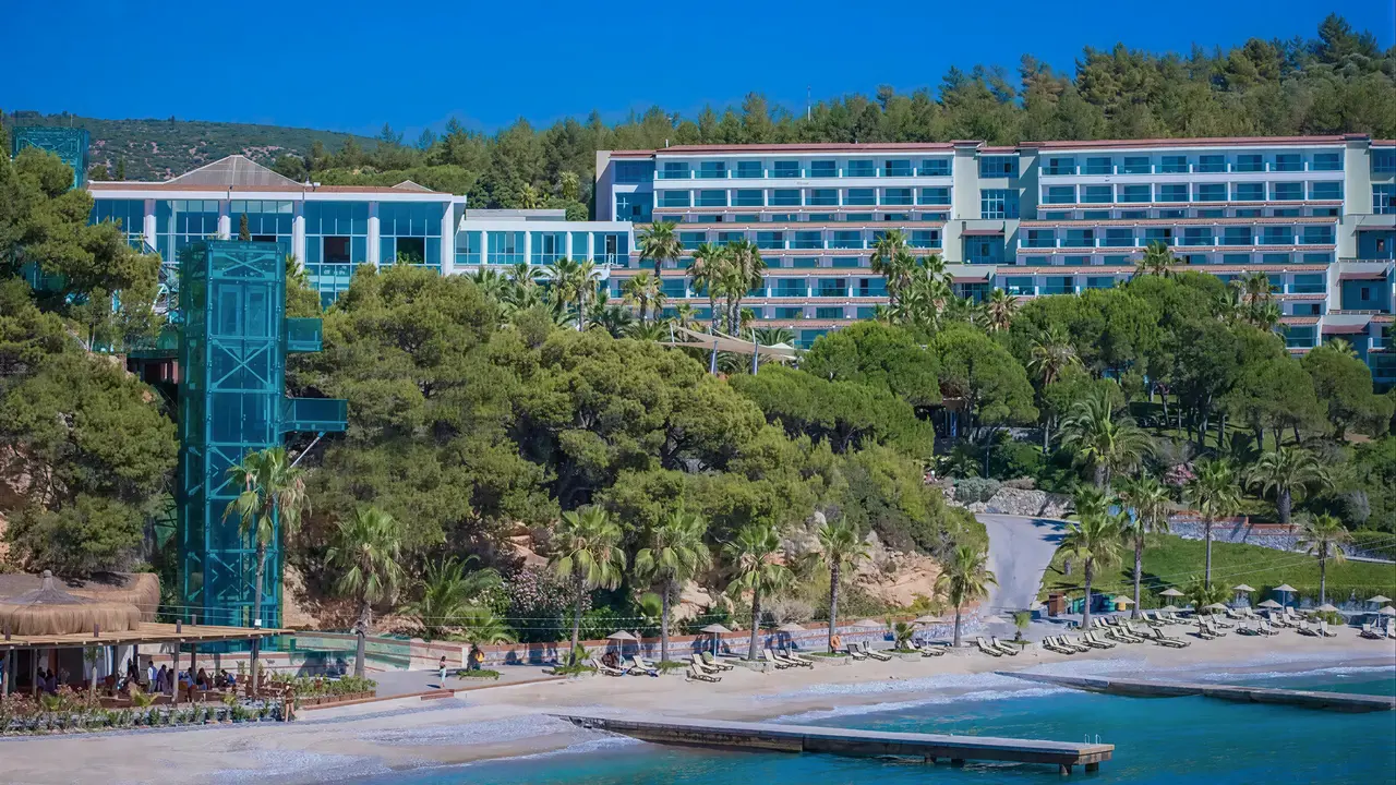 Widok na kompleks hotelowy Pine Bay Holiday Resort przy plaży