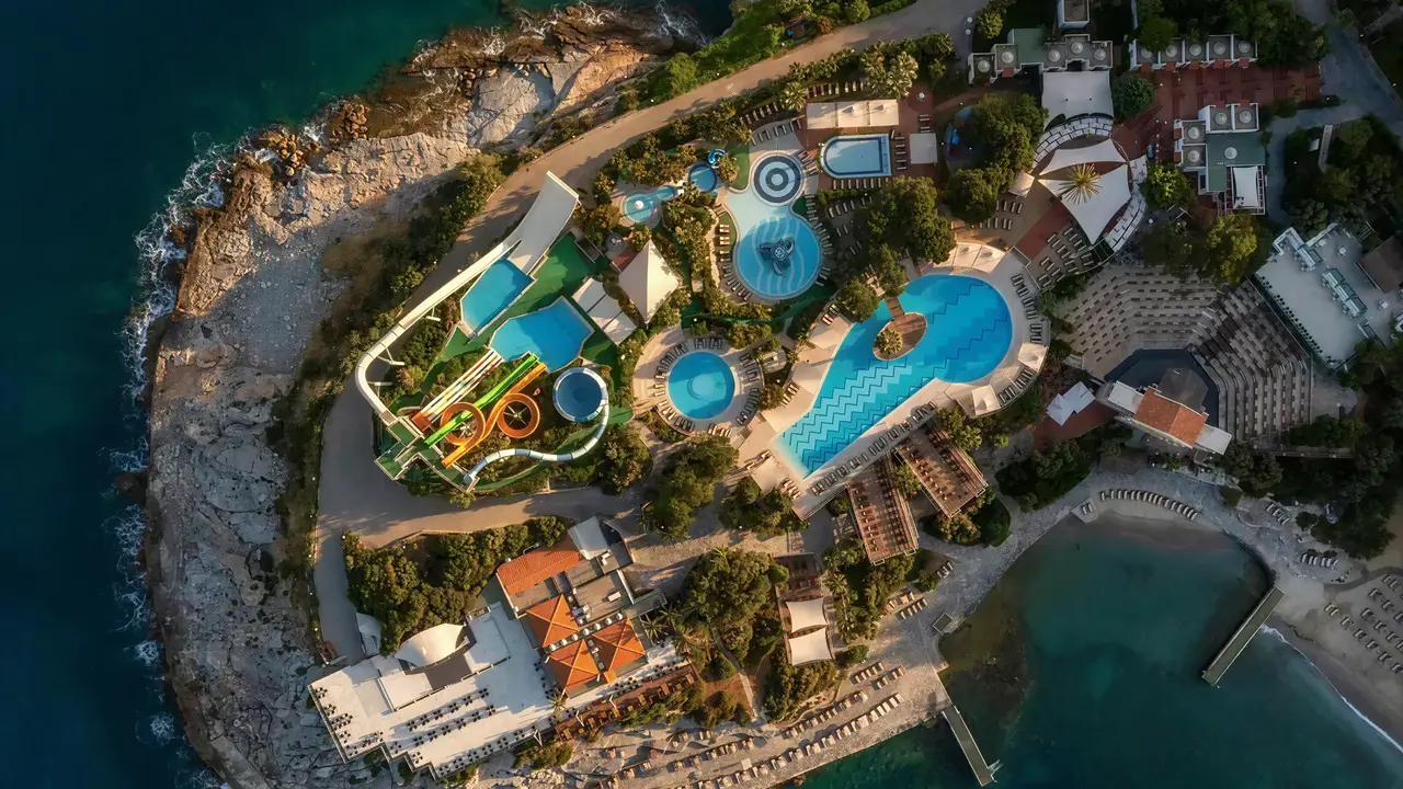 Widok z lotu ptaka na kompleks Pine Bay Holiday Resort