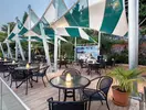 Stoliki w restauracji na świeżym powietrzu Pine Bay Holiday Resort