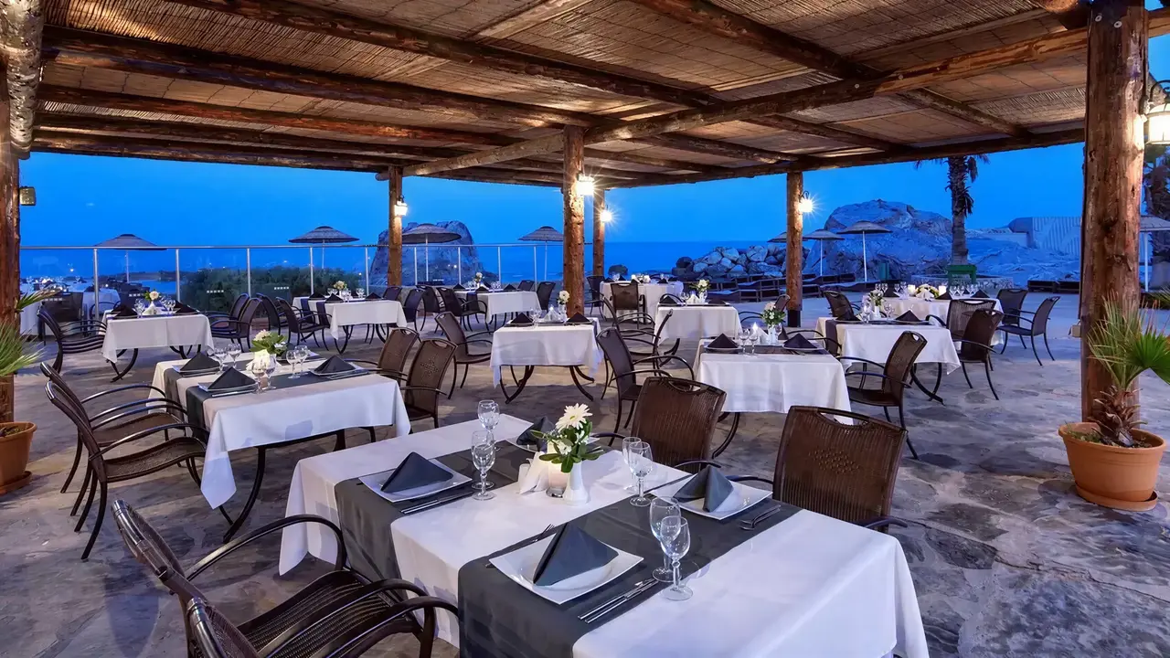 Restauracja na tarasie w Pine Bay Holiday Resort