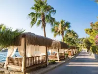 Słomiane altany nad brzegiem morza w Pine Bay Holiday Resort